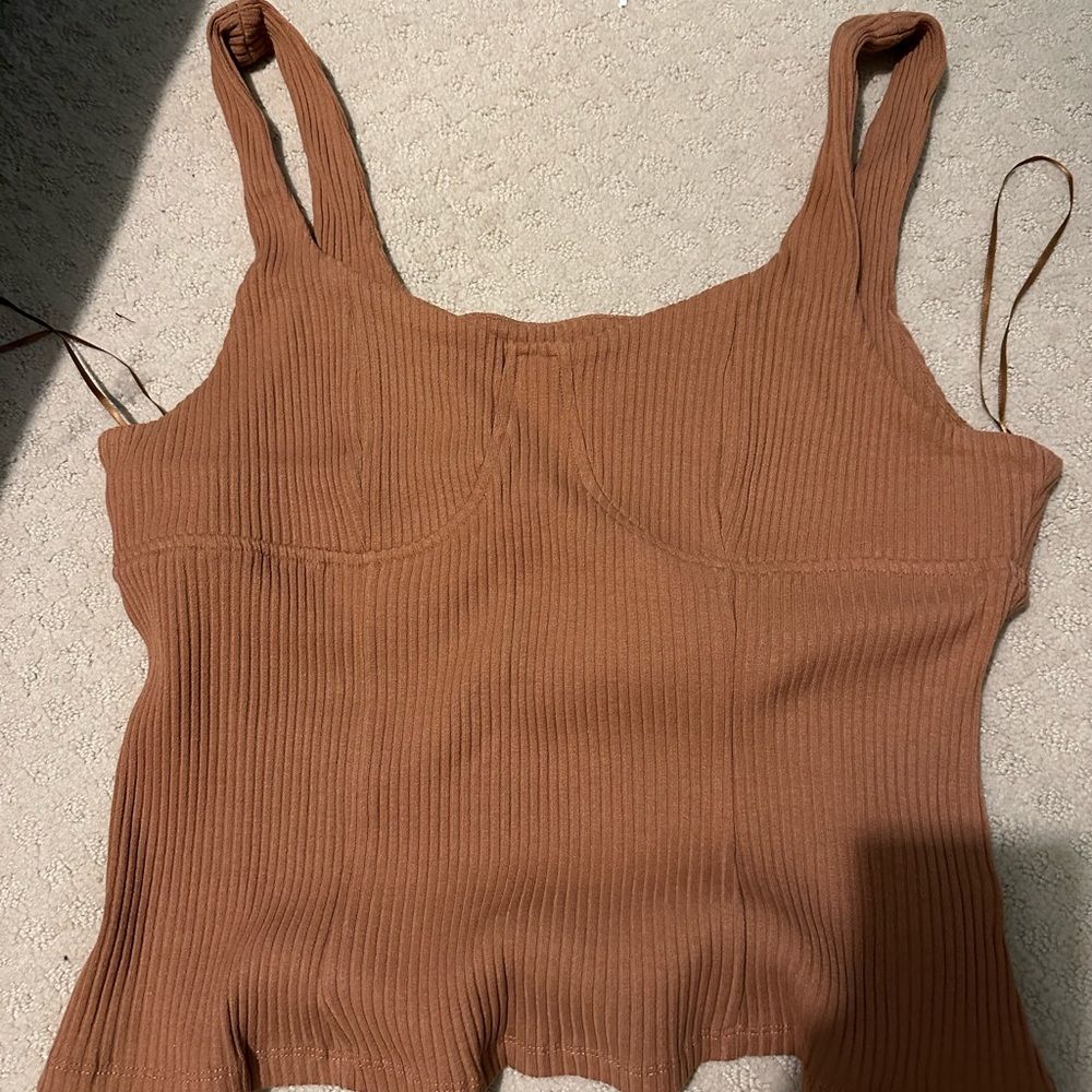 Ribbed tank top with outlined bust